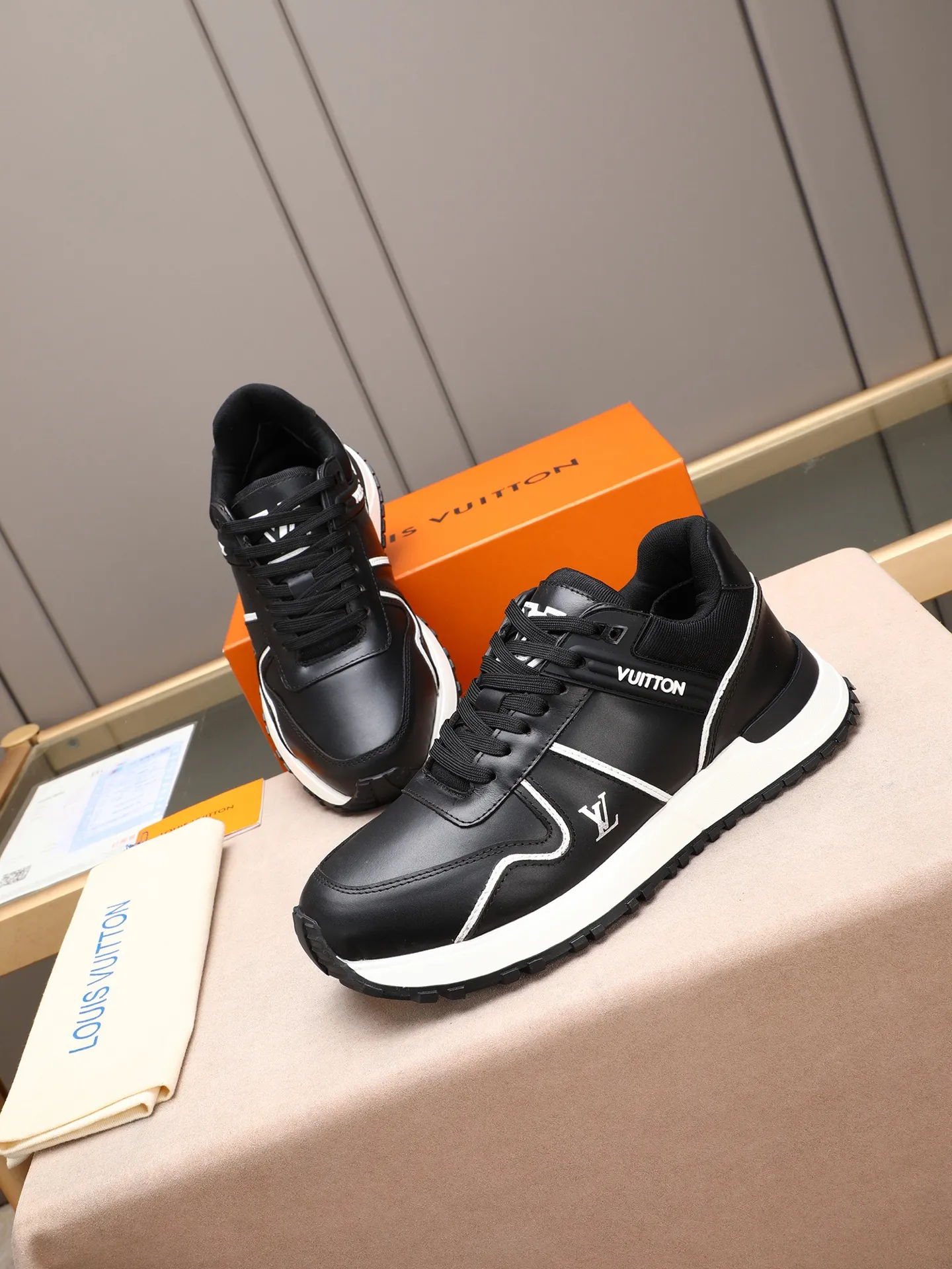 Men's Shoes 💰660 L The Run Away Maxi sneaker debuts in the 2025 collection and continues the iconic design of the Run Away sneaker. The smooth cowhide leather upper features contrasting LV lettering and Vuitton logos, and a lightweight rubber wedge outsole evokes running shoe construction. High level of comfort. Looks good, wears well and matches well. Worth buying! 7 color selection size: 39-44 (45 customized)